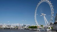 Das Riesenrad "London Eye" am Ufer der Themse