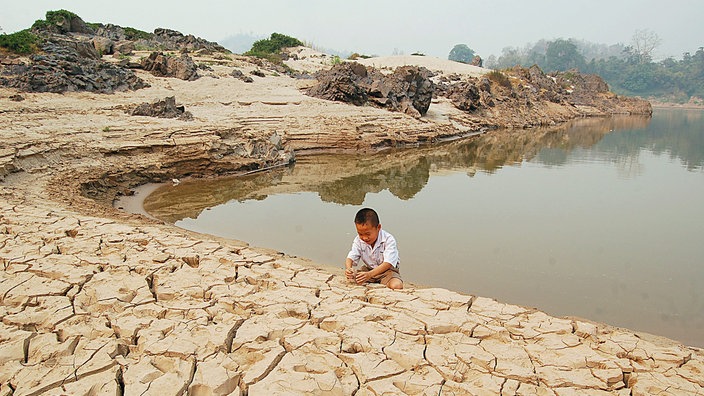 Vertrocknete Uferabschnitte am Mekong