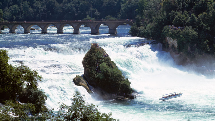 Der Wasserfall bei Schaffhausen ist eine der Sehenswürdigkeiten am Rhein.