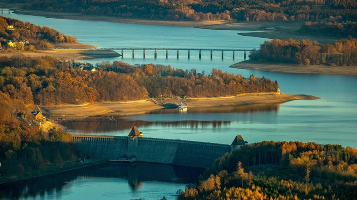 Ein Stausee mit freigelegten Uferbereichen