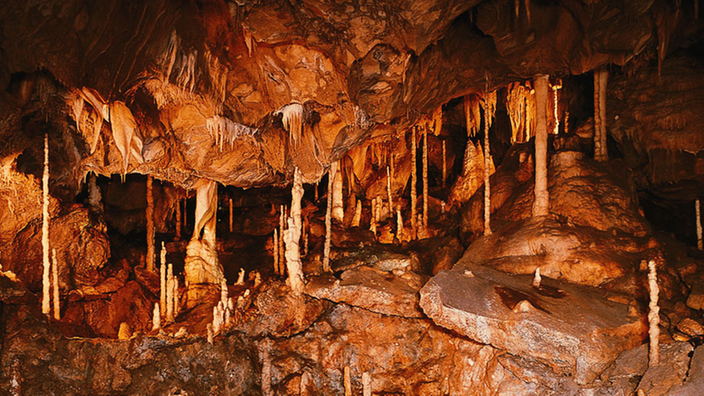 Stalaktiten in der Atta-Höhle.