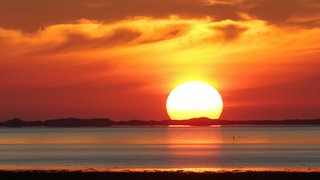 Sonnenuntergang über dem Meer auf der Insel Sylt