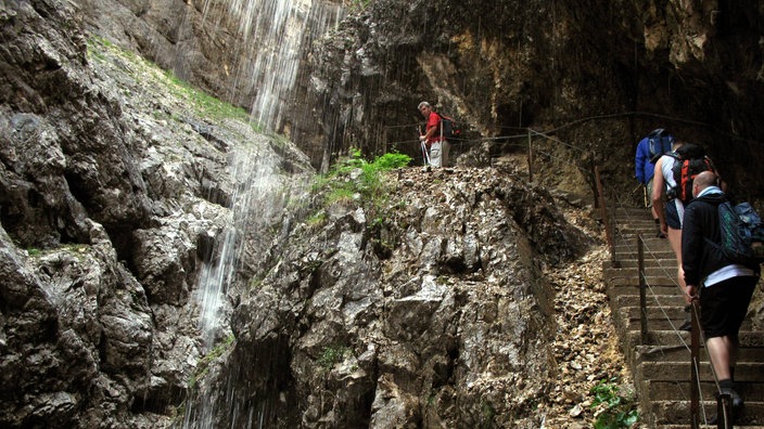 Fußgänger in einer Klamm