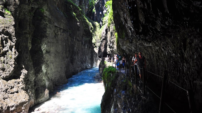 Die Partnachklamm in Oberbayer, der Fluss schimmert blau.