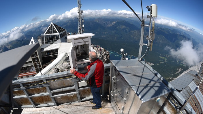 Blick auf das Zugspitzplateau mit Münchner Haus der meteorologischen Station.