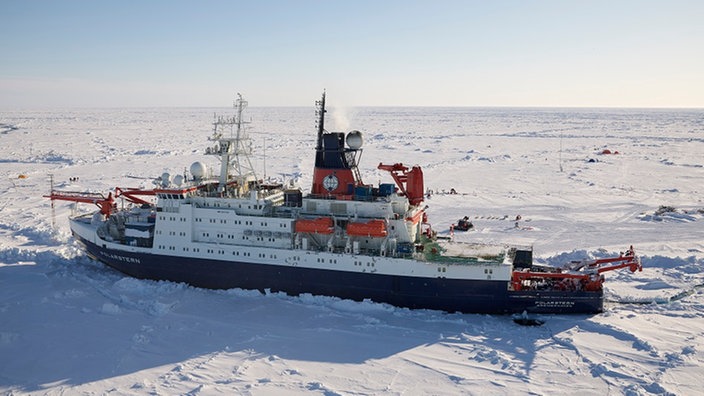 Die Polarstern driftet durchs Eis