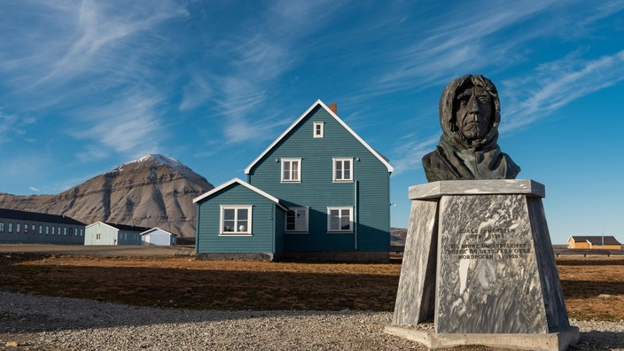 Büste des norwegischen Polarforschers Roald Amundsen vor der deutschen Forschungsstation auf der Insel Spitzbergen