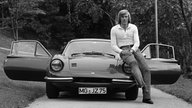 Günther Netzer lehnt an seinem Ferrari