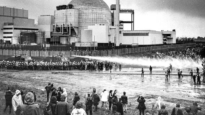 Schwarzweißaufnahme: Großdemonstration gegen die Inbetriebnahme Atomkraftwerk Brokdorf am 28.02.2981.