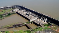 Luftaufnahme des Wasserkraftwerks Itaipú an der Grenze zwischen Paraguay und Brasilien.