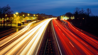 Von Scheinwerfern der Autos rot und weiß beleuchtete Autobahn.